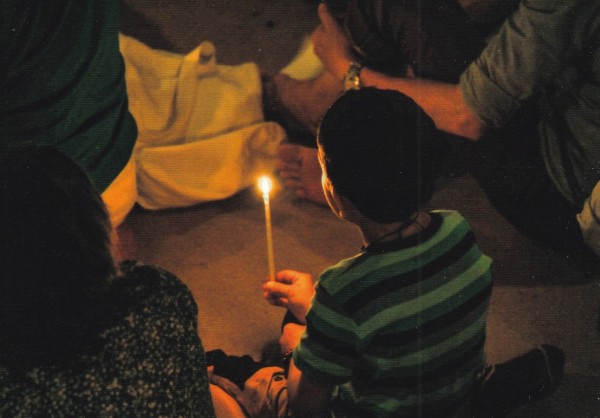 Kind mit Kerze
