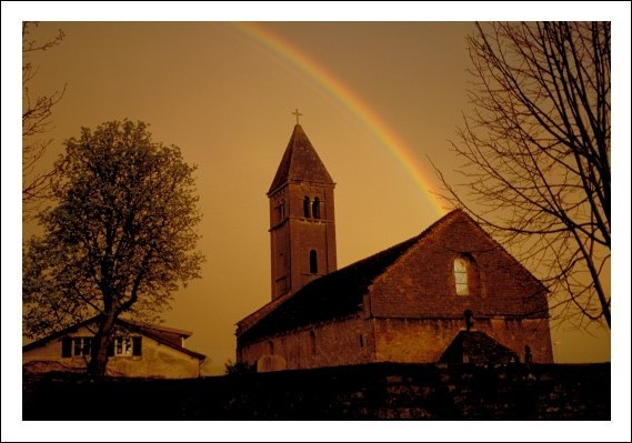 Regenbogen über Kirche
